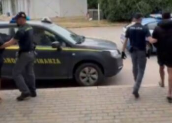 Crotone, la Polizia di Stato e la Guardia di Finanza fermano i due  scafisti responsabili dello sbarco avvenuto il 22 maggio
