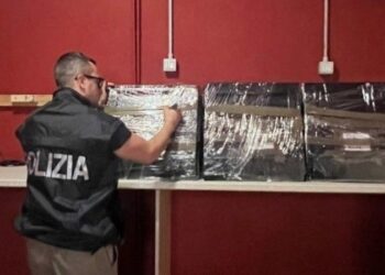 Crotone, stretta della Polizia su giochi e scommesse illegali: sequestri, maxi sanzioni e dipendenti irregolari