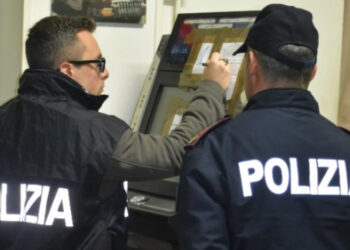 Isola Capo Rizzuto, controlli della Polizia in un bar con sala slot: sanzioni per irregolarità e lavoratrice in nero