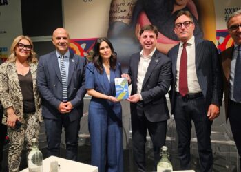 Cirò Marina in prima fila nella sostenibilità: in copertina nella Guida 2025-2026 dei Comuni sostenibili italiani