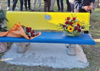 Una panchina per Chiara: il Lions Club Crotone Marchesato ricorda la socia scomparsa con un gesto d’amore nel cuore di Cutro