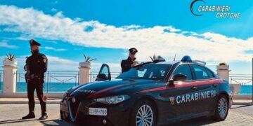 Strongoli, danneggiano arredi di un Bar per poi aggredire i carabinieri, arrestati due uomini