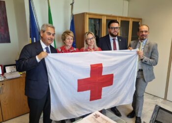Giornata mondiale della Croce Rossa, la bandiera esposta in Cittadella l’8 maggio. Consegnato oggi il vessillo al vicepresidente Pietropaolo