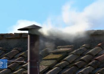 Habemus Papam: la quarta fumata è bianca, eletto il nuovo Papa. Guarda la diretta