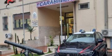 Isola Capo Rizzuto, picchia e rapina la madre, denunciato 18enne del luogo