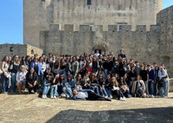 Gutenberg Calabria: Stefania Auci e “I leoni di Sicilia” raccontati ai giovani nel castello di Santa Severina