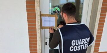 Crotone, occupazione abusiva sul demanio marittimo: la Guardia Costiera sequestra 485 m² e denuncia un imprenditore