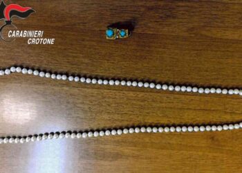 Finto Carabiniere raggira un’anziana e porta via 60mila euro: denunciato a Crotone un giovane di 25 anni