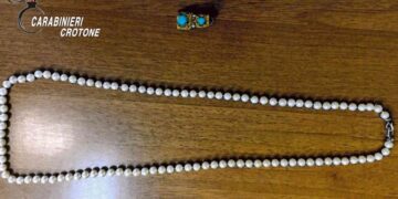 Finto Carabiniere raggira un’anziana e porta via 60mila euro: denunciato a Crotone un giovane di 25 anni