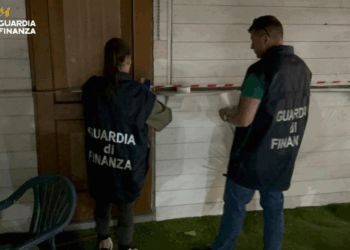 Cirò Marina: chiosco abusivo in area vincolata, sanzioni e denuncia dopo l’intervento della Guardia di Finanza