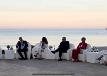 Crotone dice basta alla violenza sulle donne: istituzioni, scuole e cittadini uniti sul lungomare