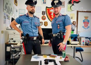 Cirò Marina: custodiva pistola con matricola abrasa e 90 munizioni nella casa al mare, arrestato 69enne