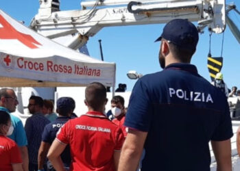 Crotone, 32 espulsioni e 58 respingimenti: la Polizia intensifica i controlli sugli stranieri irregolari