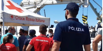 Crotone, 32 espulsioni e 58 respingimenti: la Polizia intensifica i controlli sugli stranieri irregolari