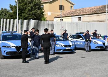 Crotone, la Polizia di Stato rende omaggio all’Arma dei Carabinieri per la tragica scomparsa del Brigadiere Legrottaglie