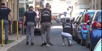 Crotone, brutale pestaggio in centro: identificati e deferiti tre giovani dalla Polizia di Stato – VIDEO