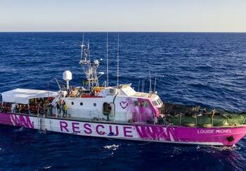 Crotone, sbarcati 46 migranti salvati dalla nave umanitaria di Banksy