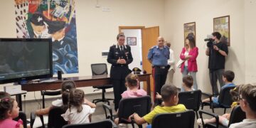 Crotone, i bambini incontrano i Carabinieri: educazione alla legalità tra sorrisi, curiosità e impegno civile