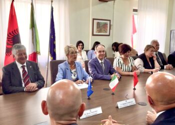 Crotone, il Prefetto Ferraro accoglie il Presidente dell’Albania Begaj: dialogo tra istituzioni e omaggio alla fratellanza tra i popoli