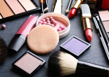 Must-have della primavera 2025: gli elementi essenziali di bellezza per la vostra toilette