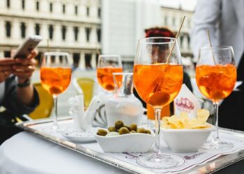 Estate 2025: al via gli “AperiLibri Musicali” – Quando l’aperitivo incontra la letteratura