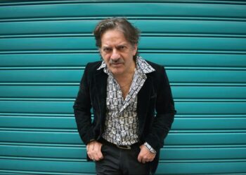 Peppe Voltarelli: il docufilm “Che verso fa il pesce spada?”, l’omaggio a Domenico Modugno “Resta cu ‘mme” e il tour del nuovo album “Lupionòpolis”