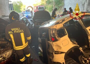Scontro tra quattro auto sulla SS 107: tre feriti e strada bloccata per due ore