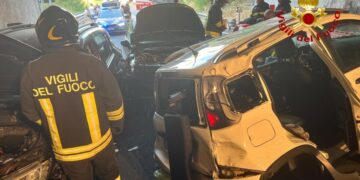 Scontro tra quattro auto sulla SS 107: tre feriti e strada bloccata per due ore