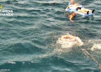 Guardia di Finanza salva due persone in difficoltà al largo di Corigliano-Rossano: decisivo l’intervento della motovedetta