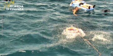 Guardia di Finanza salva due persone in difficoltà al largo di Corigliano-Rossano: decisivo l’intervento della motovedetta