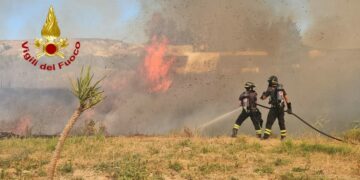 Crotone, venerdì di fuoco: Vigili del Fuoco impegnati su più fronti contro gli incendi alimentati dal vento