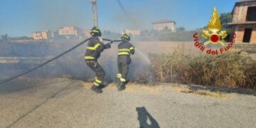 Crotone nella morsa del caldo e del vento: interventi no-stop dei Vigili del Fuoco