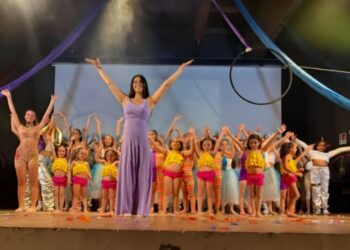 Danza che emoziona, natura che ispira: l’étoile a Cirò Marina incanta il pubblico trasformando la scena in pura poesia