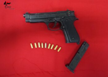 Pistola giocattolo con proiettili a salve e coltelli: denunciato dai Carabinieri a Mesoraca per minacce e resistenza