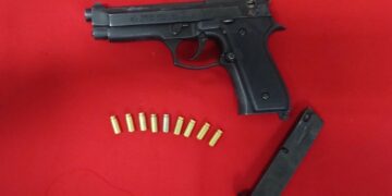 Pistola giocattolo con proiettili a salve e coltelli: denunciato dai Carabinieri a Mesoraca per minacce e resistenza