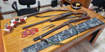 Santa Severina, imprenditore denunciato per omessa denuncia e porto abusivo di armi: sequestrati fucili e coltelli