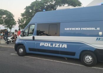 Movida e sicurezza, maxi controlli della Polizia a Crotone, Cirò Marina e Le Castella: identificate 549 persone e 268 veicoli