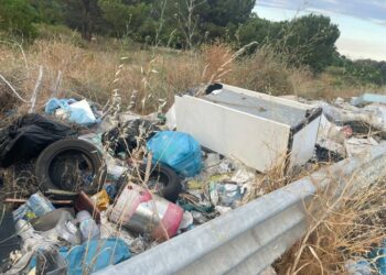 Legambiente Nicà denuncia discarica abusiva lungo la SS106: rifiuti pericolosi e richiesta di intervento immediato