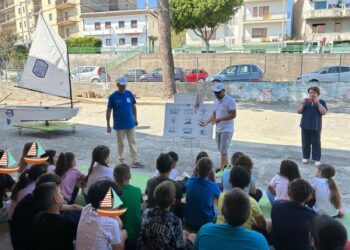 Crotone, giovani velisti crescono: la Lega navale porta la vela nelle scuole calabresi