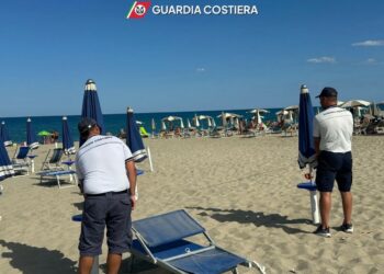 Cirò Marina: sgomberati 1600 mq di spiaggia occupati abusivamente e multe per oltre 11.000 euro