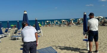 Cirò Marina: sgomberati 1600 mq di spiaggia occupati abusivamente e multe per oltre 11.000 euro