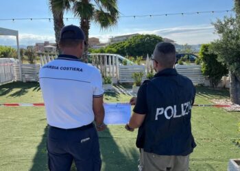 Cirò Marina, blitz su lidi e locali: quattro denunce e oltre 4.000 euro di sanzioni per irregolarità e abusi sul demanio