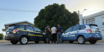 Crotone, arrestato scafista iraniano dopo lo sbarco del 22 luglio: fondamentali le testimonianze dei migranti e l’analisi dei cellulari