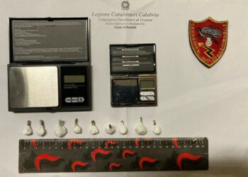 Crotone, 59enne arrestato dai carabinieri per spaccio: trovato con cocaina in auto e in casa