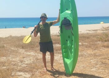 Sellia Marina – Crotone, la traversata in kayak dell’avvocato Benito Apollo in sostegno della Palestina