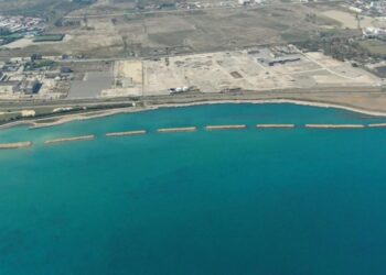 Bonifica del SIN di Crotone: dopo 25 anni via ai primi carichi di rifiuti non pericolosi dalla discarica fronte mare