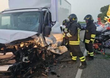Crotone, grave incidente sulla SS106 all’uscita Nord: tre feriti e strada chiusa in entrambe le direzioni