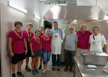 Crotone, carità in azione: i Cavalieri Costantiniani servono alla Mensa “Padre Pio”