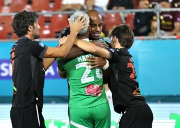 Beach Soccer – Play Off Promozione Q8: Icierre Lamezia al comando, Roma e Genova si giocano tutto il 6 agosto a Cirò Marina per l’accesso alla Poule Scudetto 2026