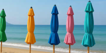 Cirò Marina, la Polizia Locale avvisa: vietato lasciare ombrelloni e attrezzature sulle spiagge libere dal tramonto all’alba